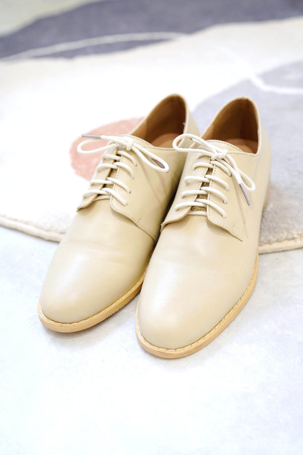 Nude leather lace up shoes