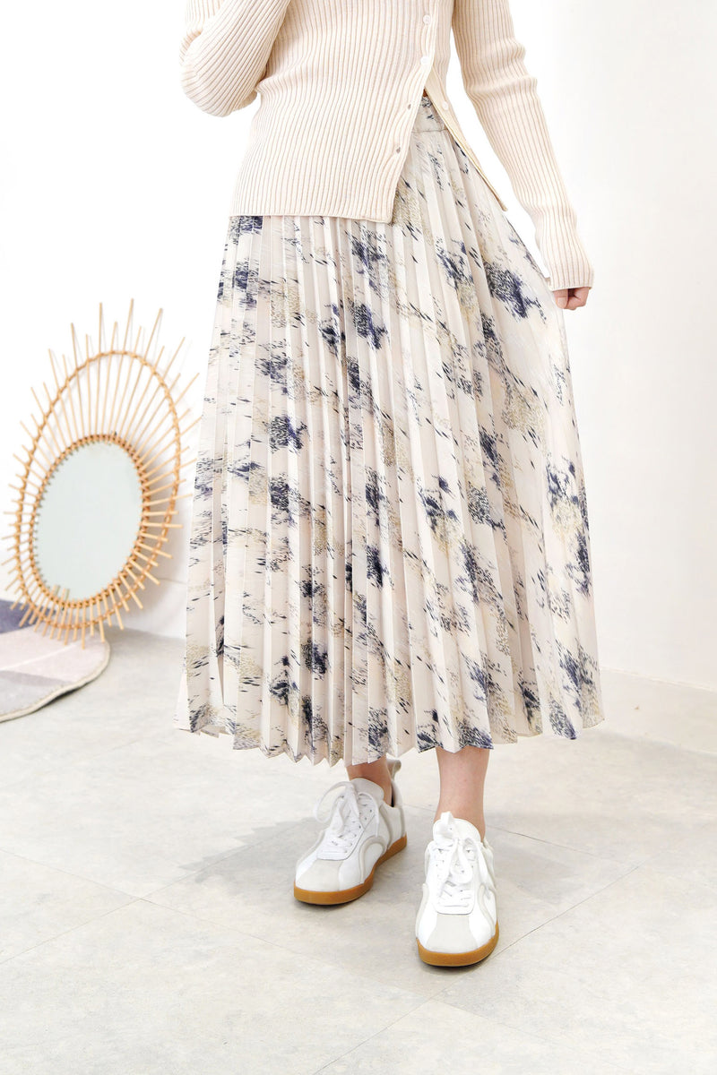 Ivory pleats skirt in brush stroke print