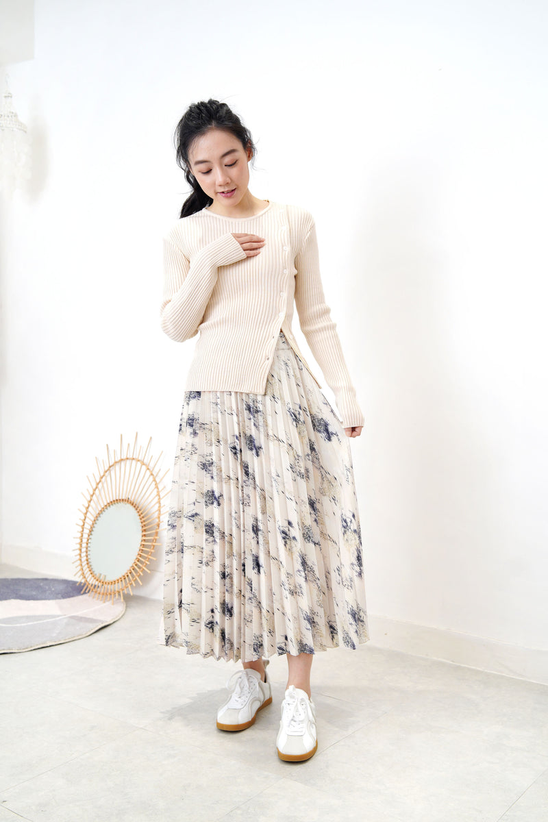 Ivory pleats skirt in brush stroke print