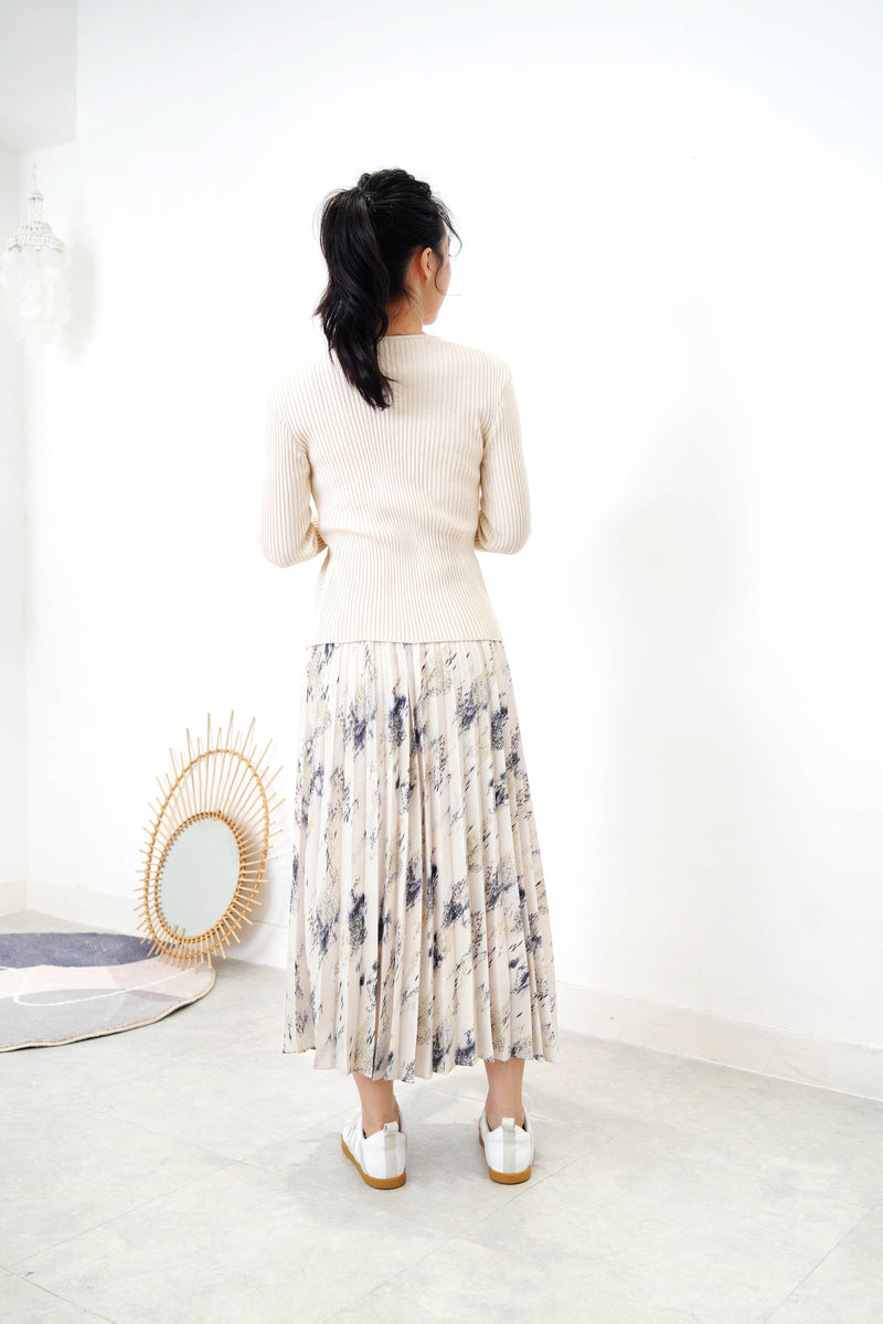 Ivory pleats skirt in brush stroke print