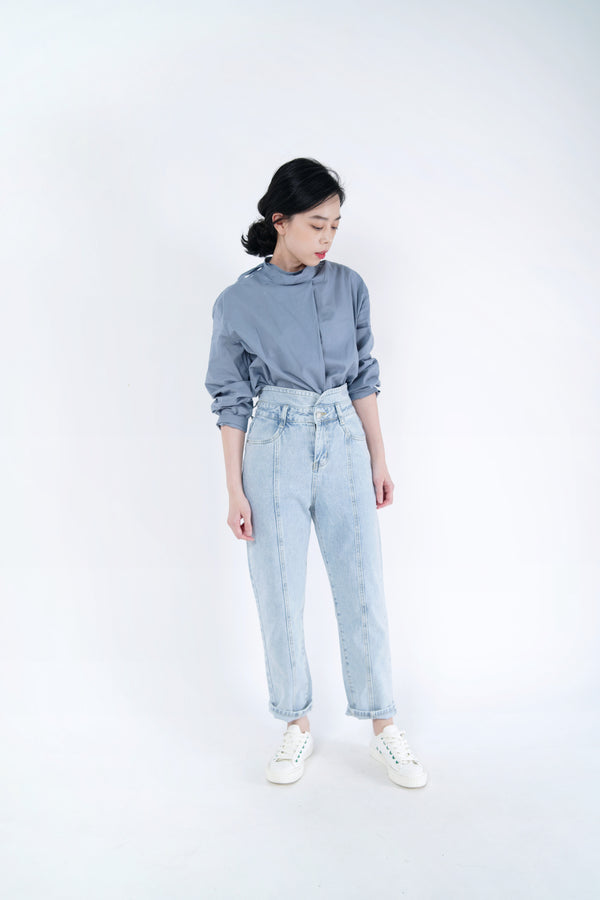 Light wash out blue mom jeans in vintage style