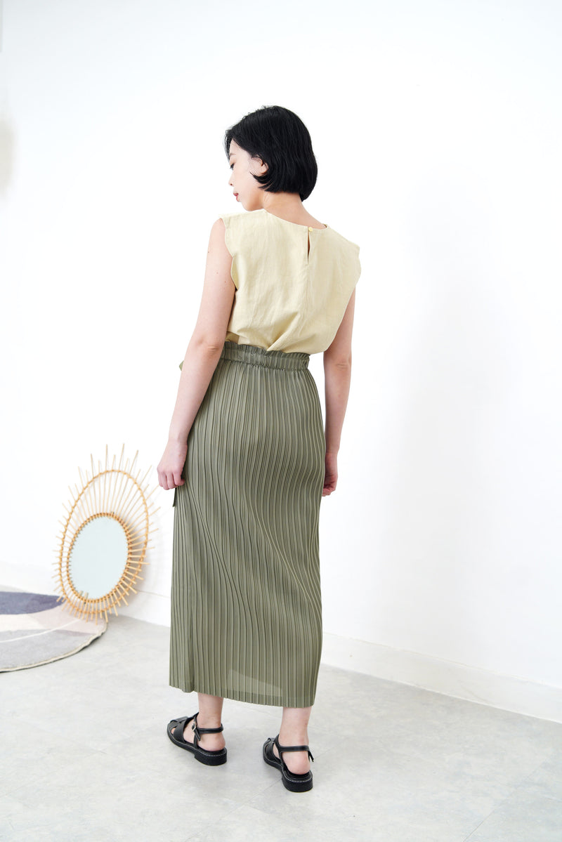 Beige scallop vest