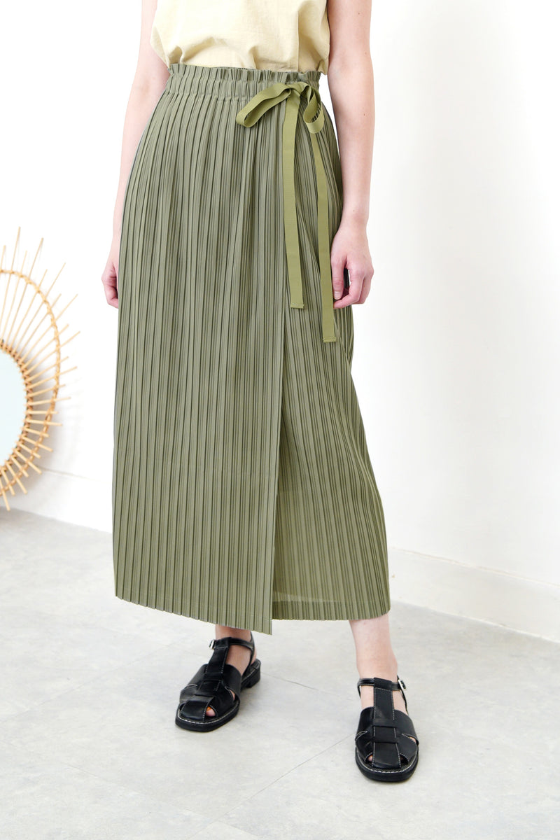 Khaki pleats dress with ribbon waist
