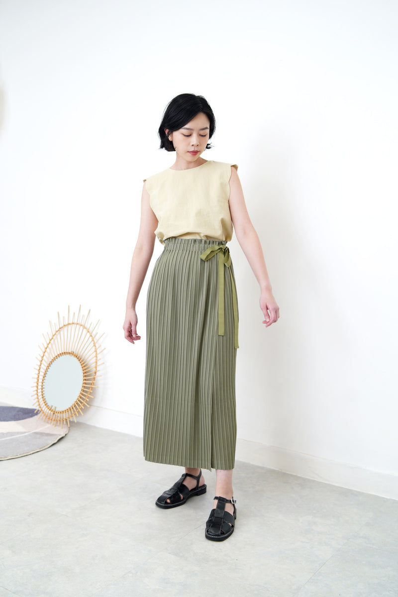 Khaki pleats dress with ribbon waist