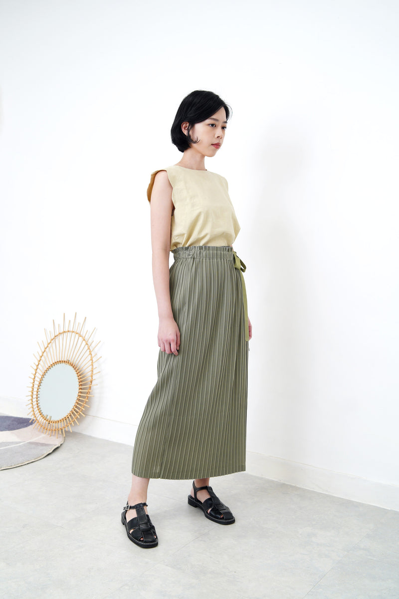 Khaki pleats dress with ribbon waist