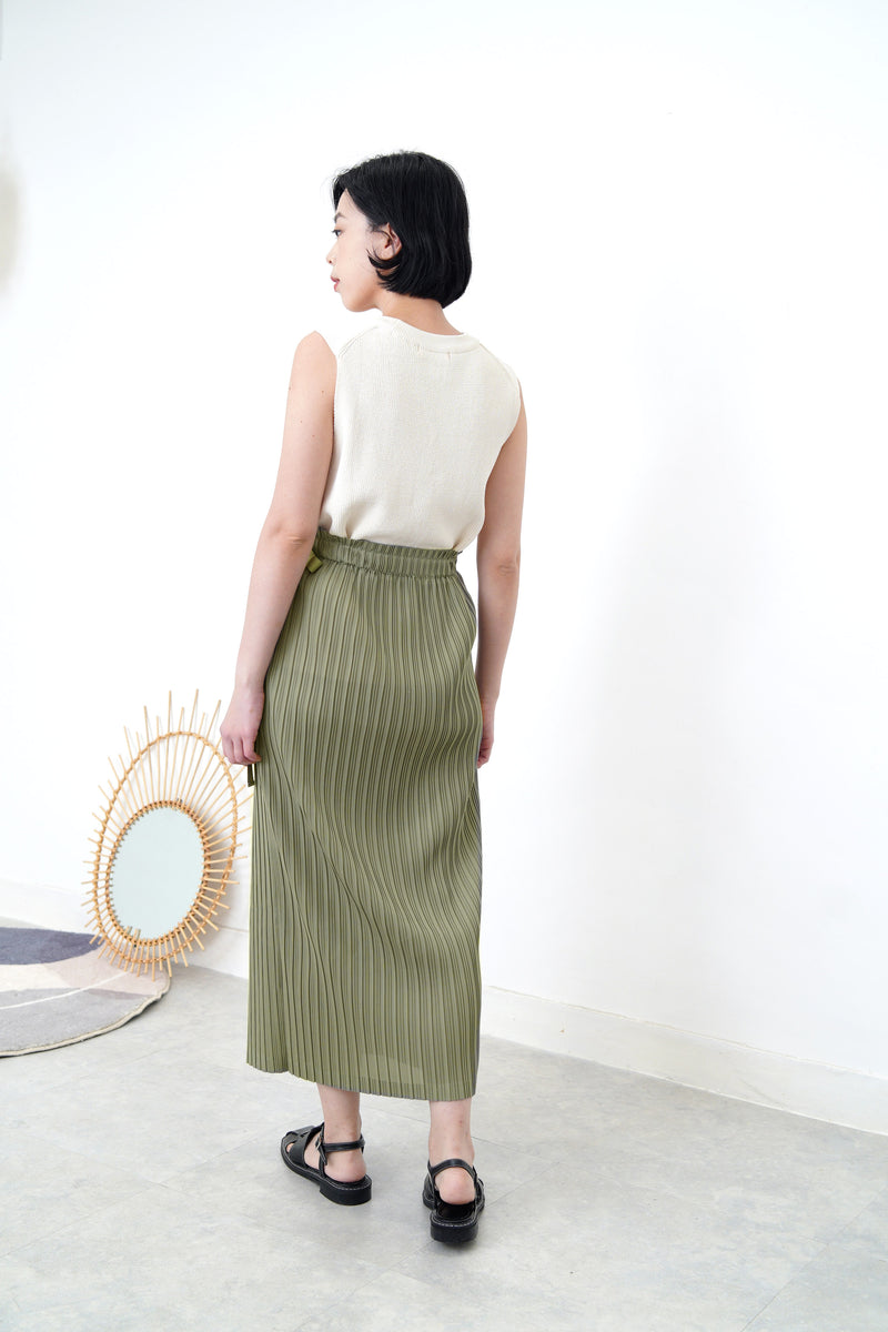 Khaki pleats dress with ribbon waist