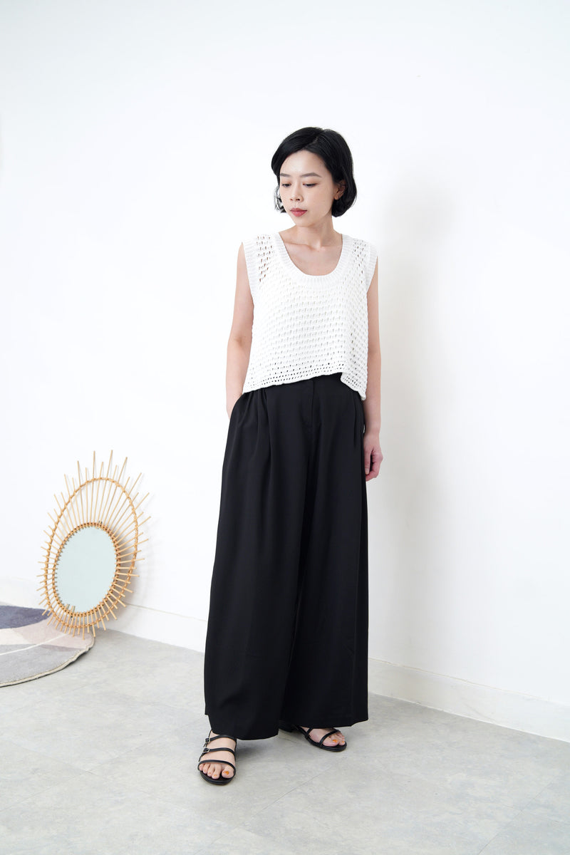 White u neck collar crochet vest