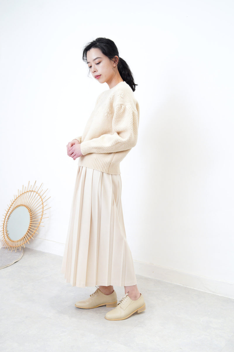 Cream sweater in floral embroidery