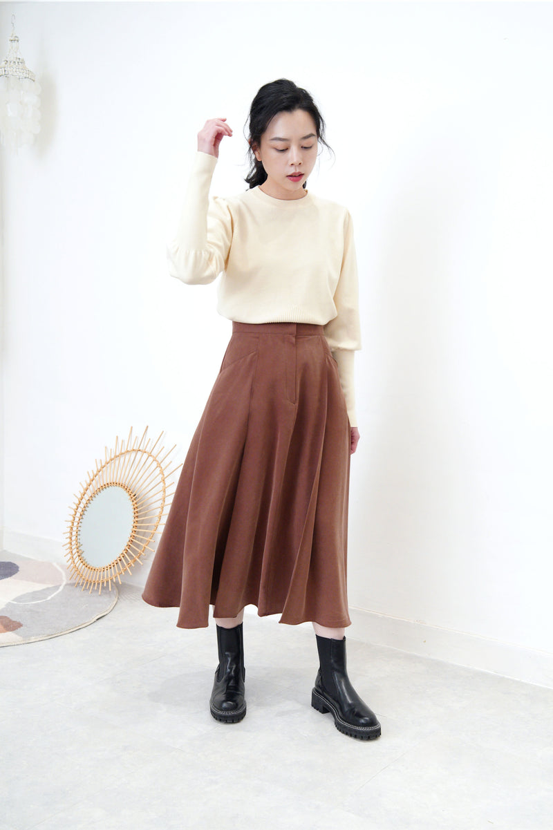 Cream knit top in detail sleeves cutting