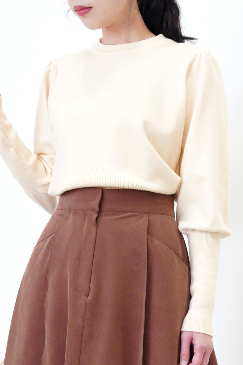 Cream knit top in detail sleeves cutting