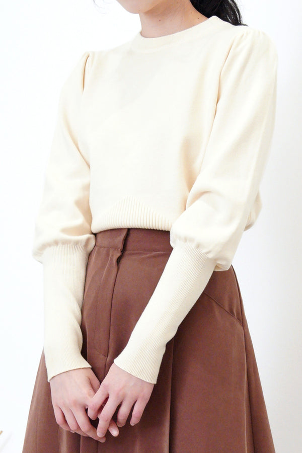 Cream knit top in detail sleeves cutting