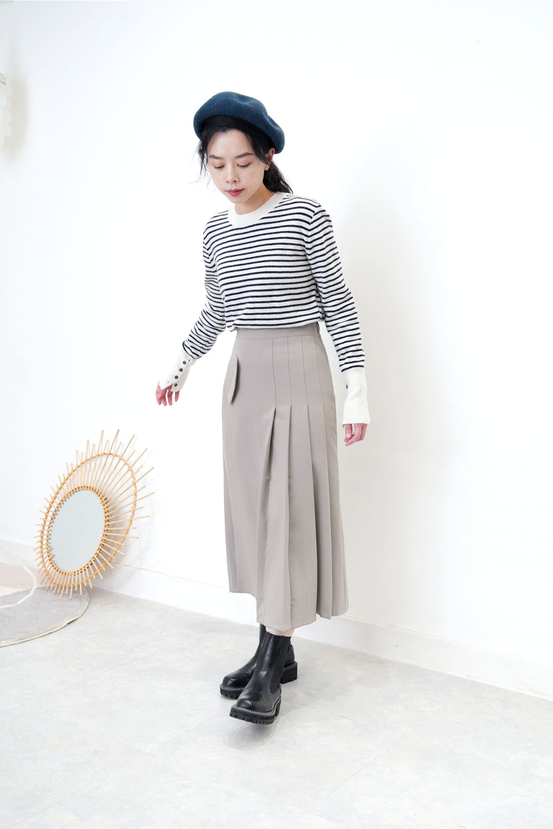 Grey h cut skirt in detail pleats