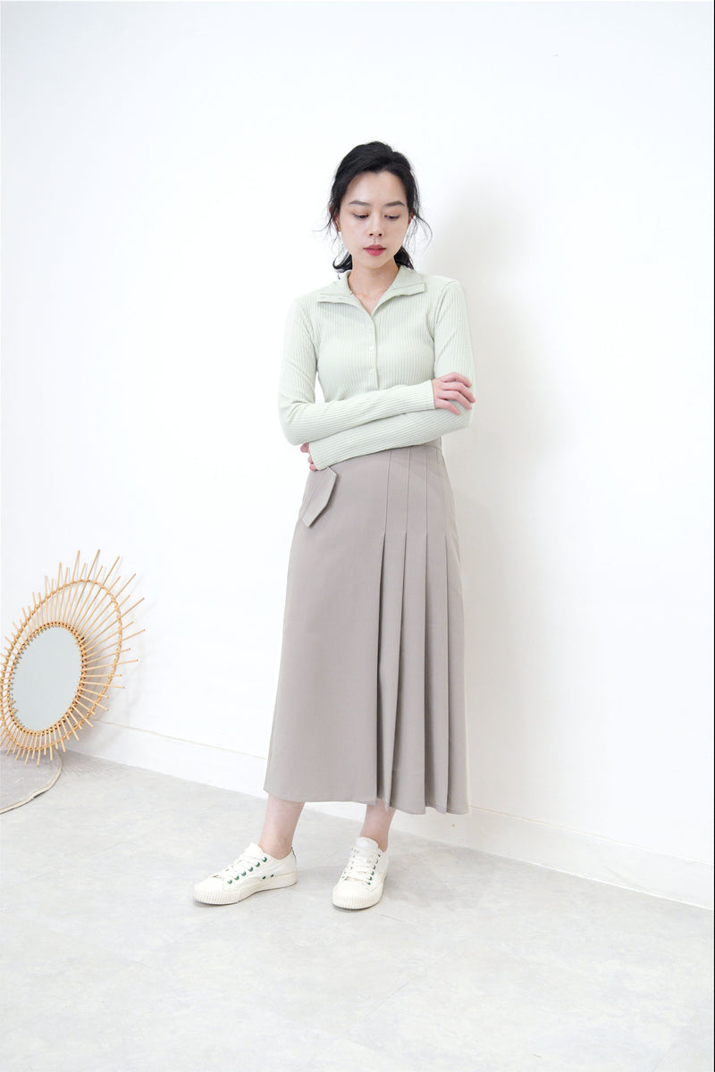 Grey h cut skirt in detail pleats
