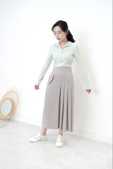 Grey h cut skirt in detail pleats