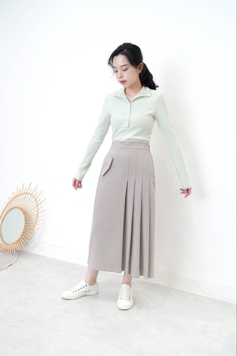 Grey h cut skirt in detail pleats