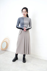 Grey h cut skirt in detail pleats