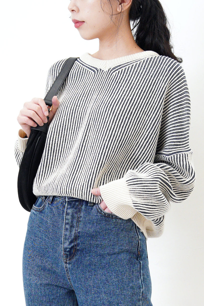 V neck sweater in navy stripes texture