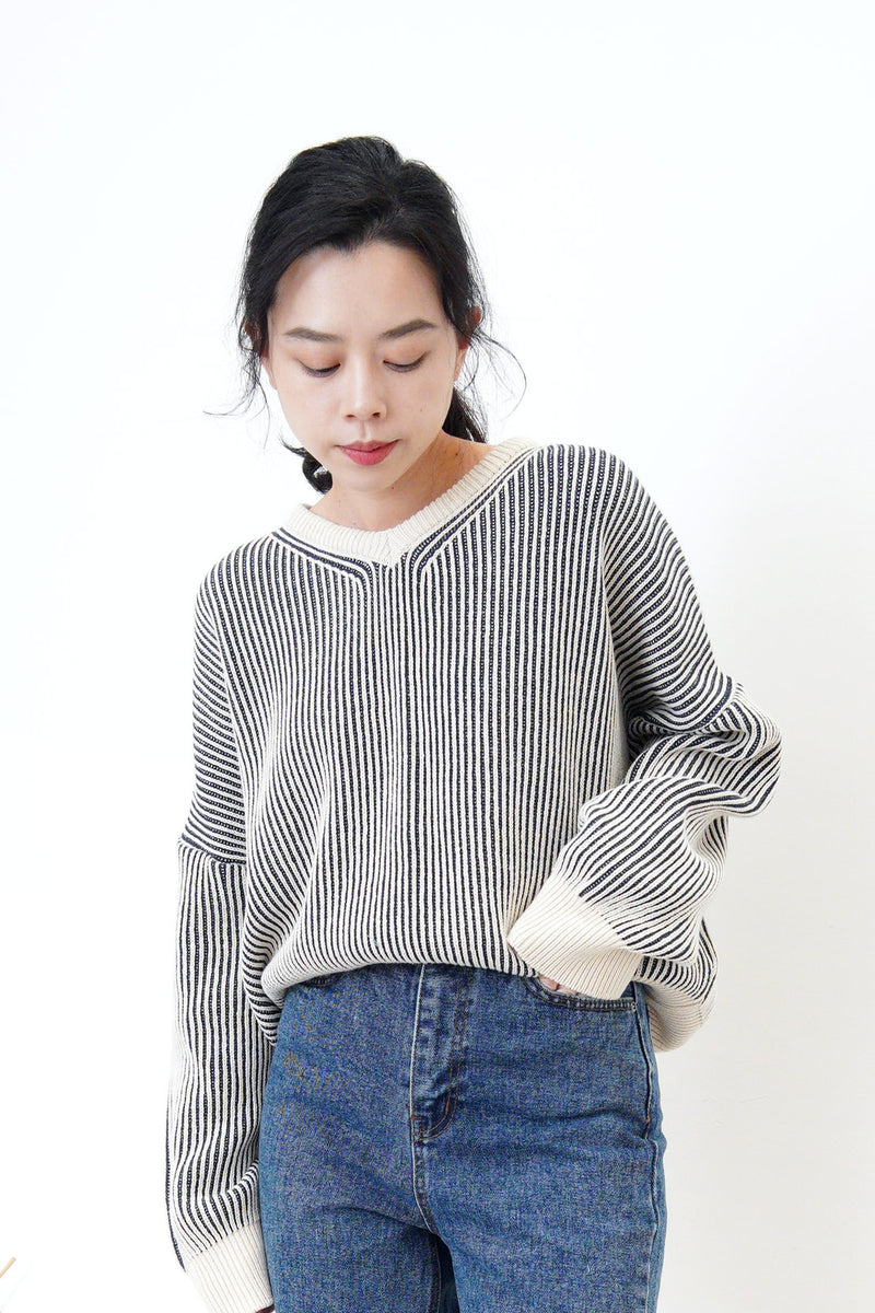 V neck sweater in navy stripes texture