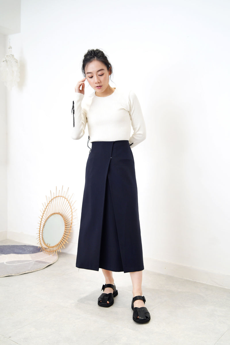 White stripe texture top w/ stitch details