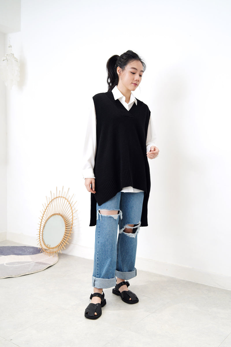 Black oversized knit vest in side vent