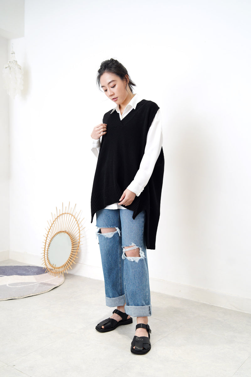 Black oversized knit vest in side vent