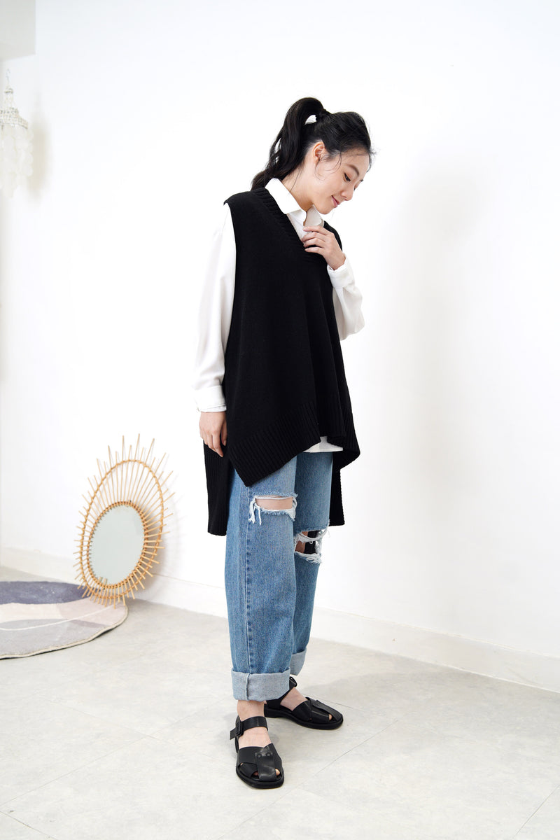 Black oversized knit vest in side vent
