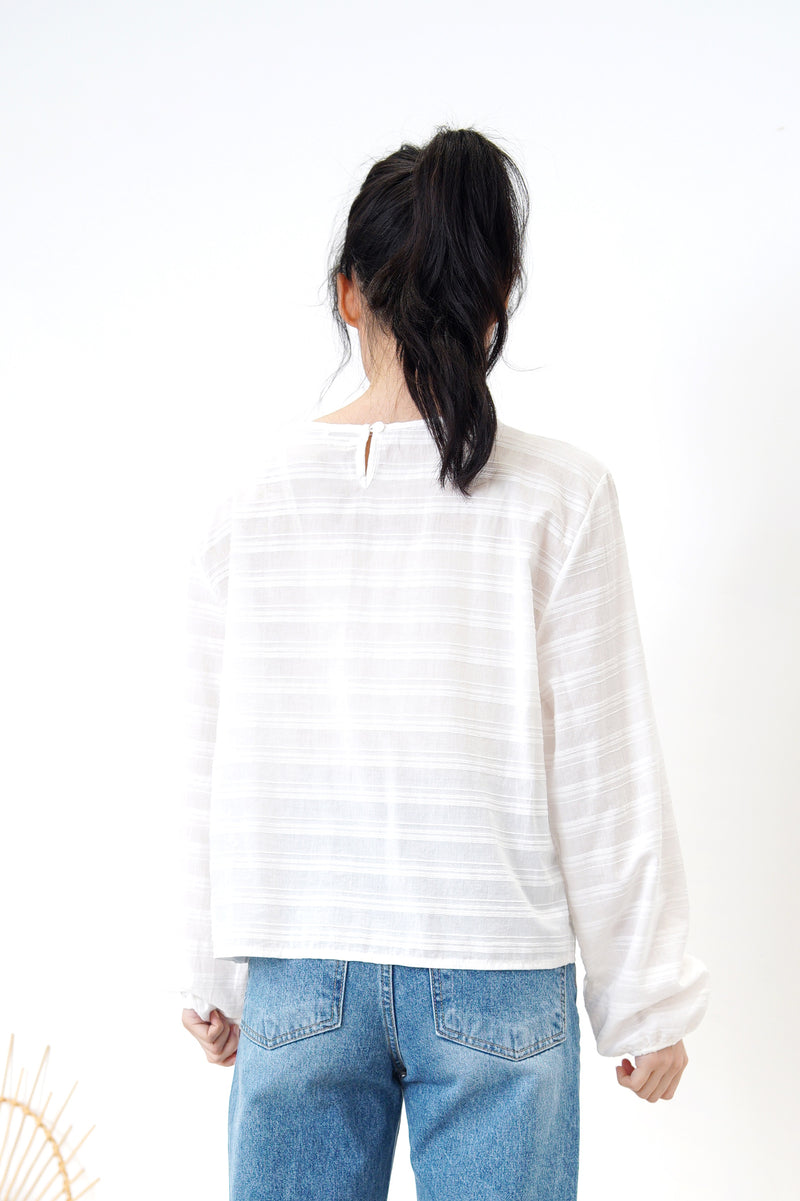 White stripes pattern blouse in balloon sleeves