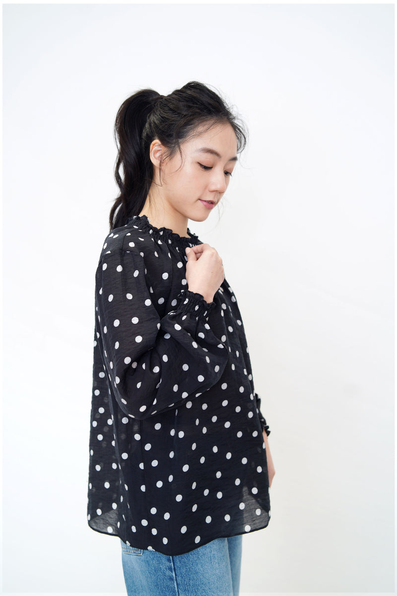 Black dotted blouse in balloon sleeves