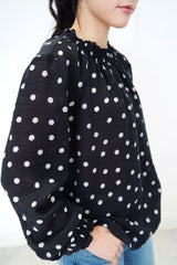 Black dotted blouse in balloon sleeves