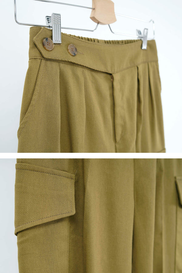 Khaki trousers w/ pockets