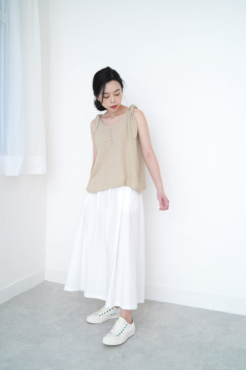 White flare cut skirt in pleats waist details