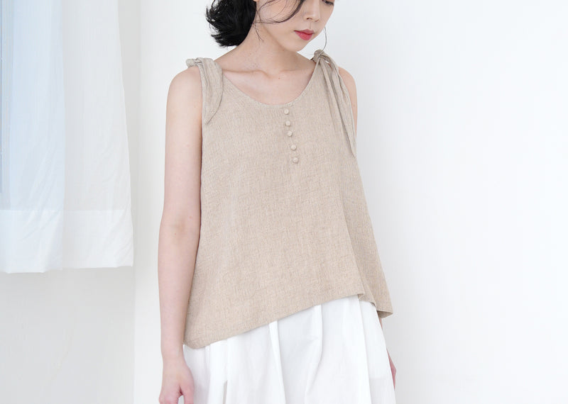 White flare cut skirt in pleats waist details