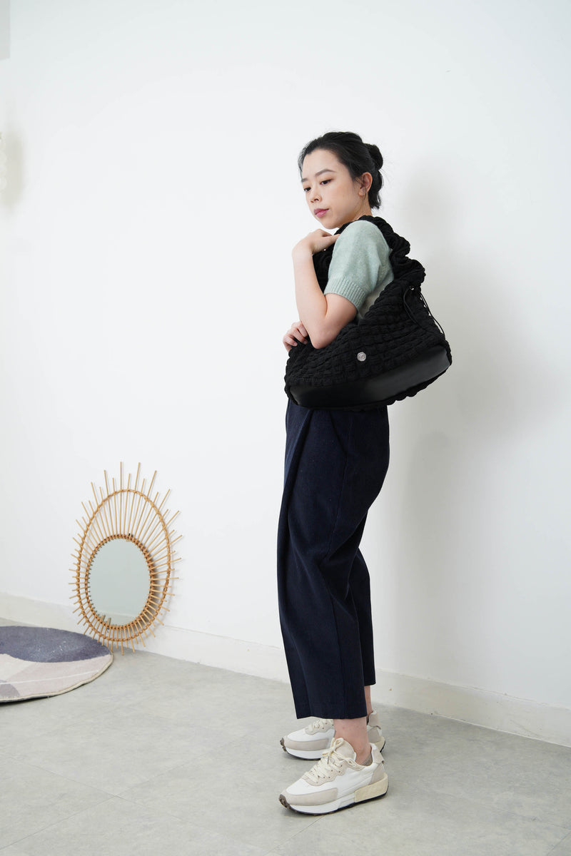 Black texture shoulder bag in elastic handle