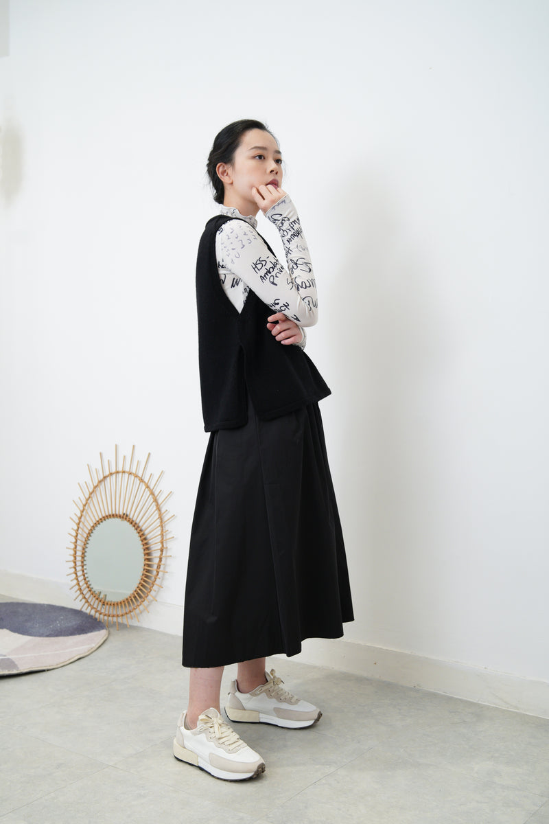 White top w/ hand written pattern