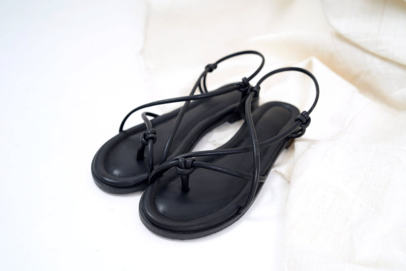Black knot toe loop flat sandals