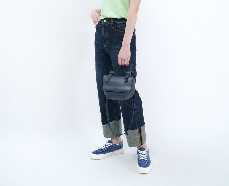 Wide leg jeans in rolling hem