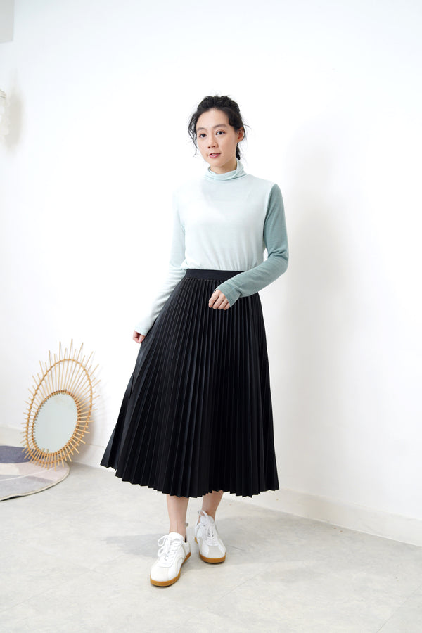 Black pleats skirt in faux leather