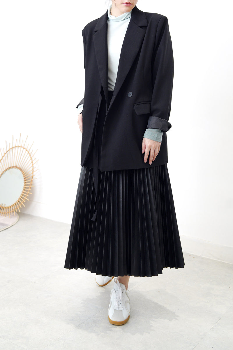 Black pleats skirt in faux leather