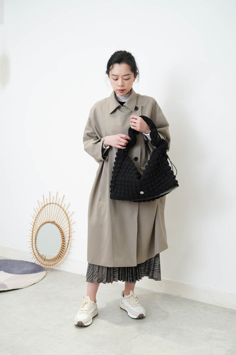Black texture shoulder bag in elastic handle