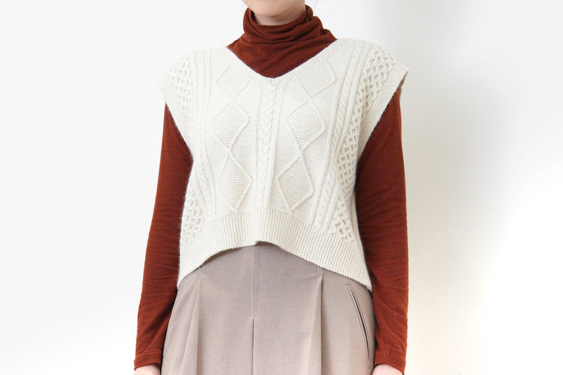 Beige knit vest in crop cut