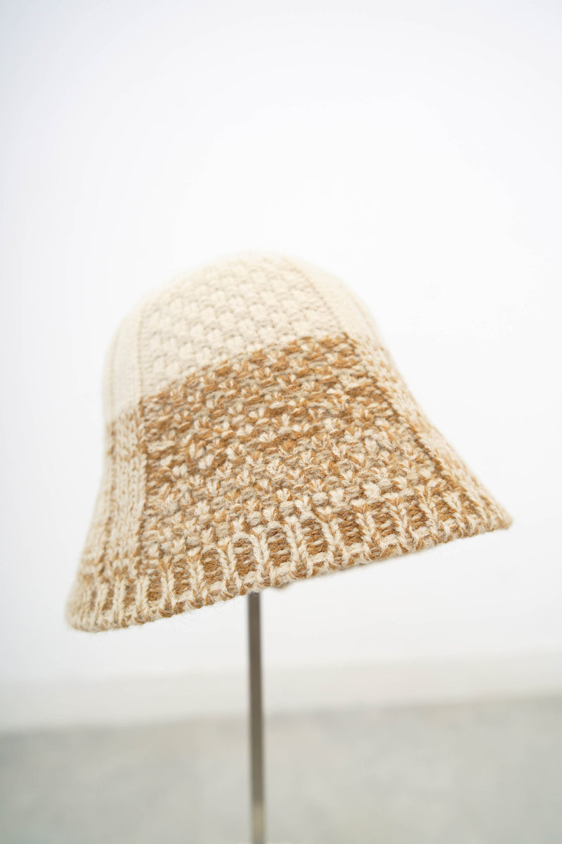 Begie gradient knit buckle hat