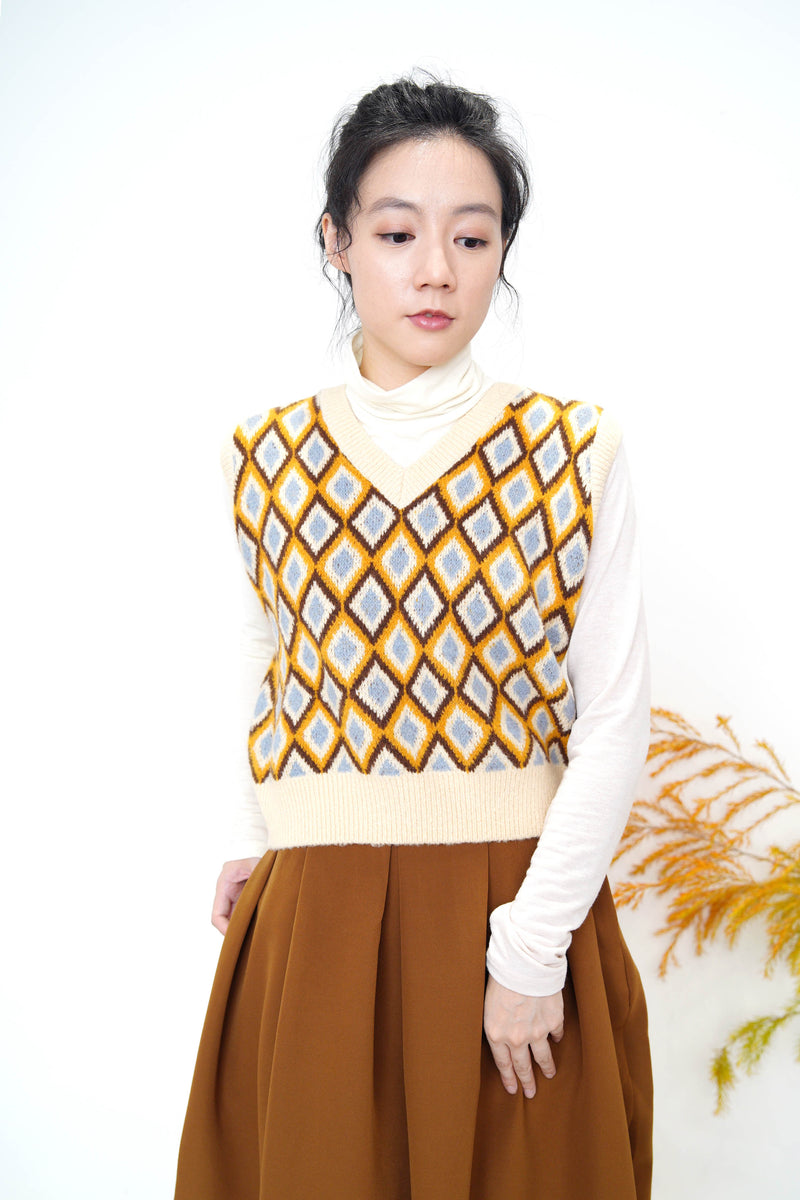 Beige v neck vest in diamond pattern