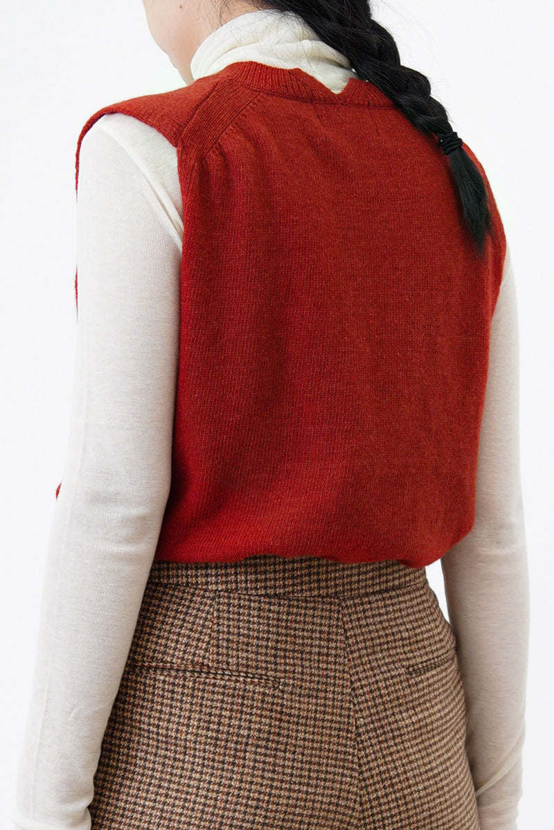 Wine vest in open neck