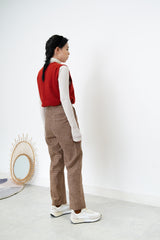 Wine vest in open neck