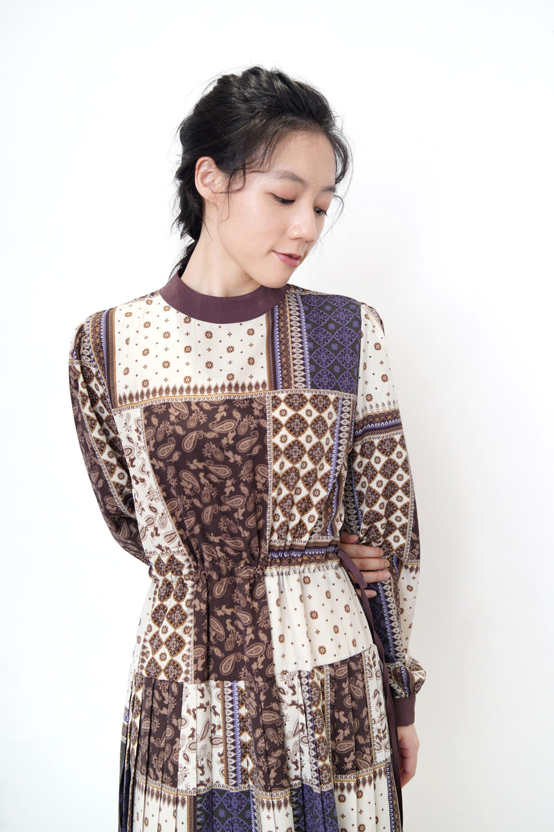 Stand collar pleats dress in paisley prints