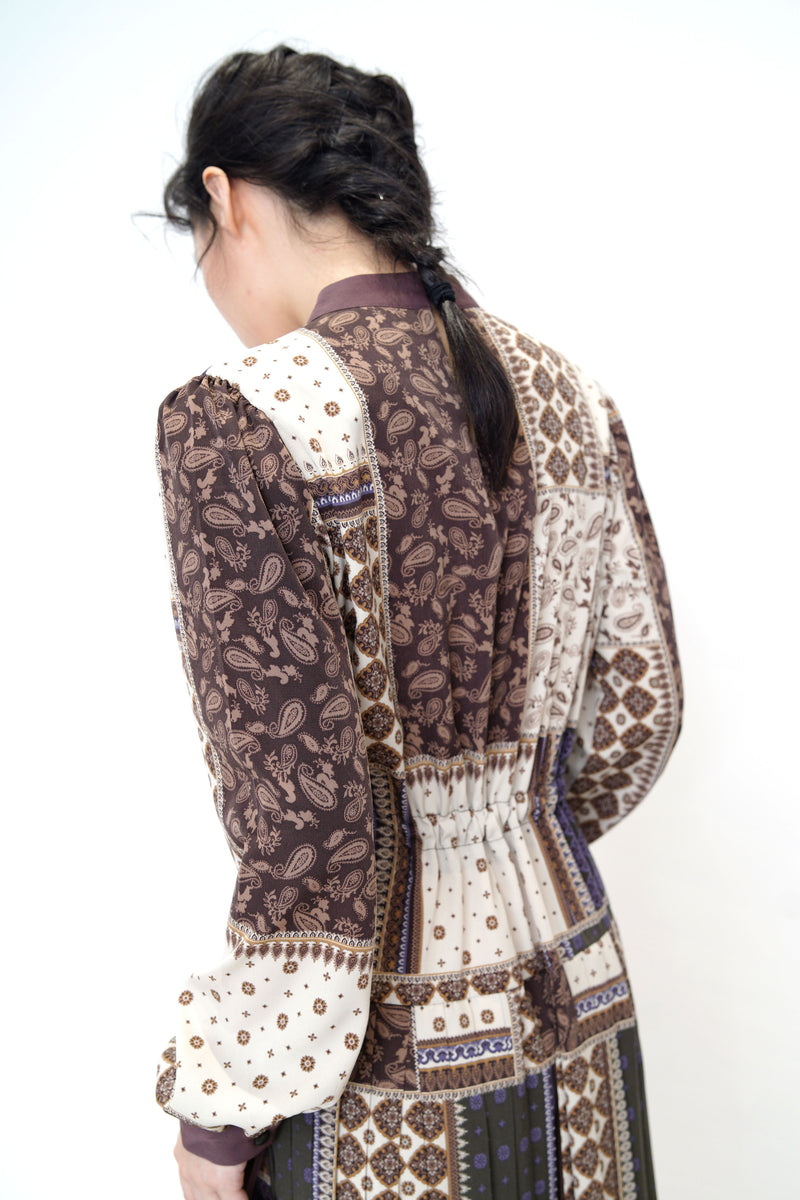 Stand collar pleats dress in paisley prints