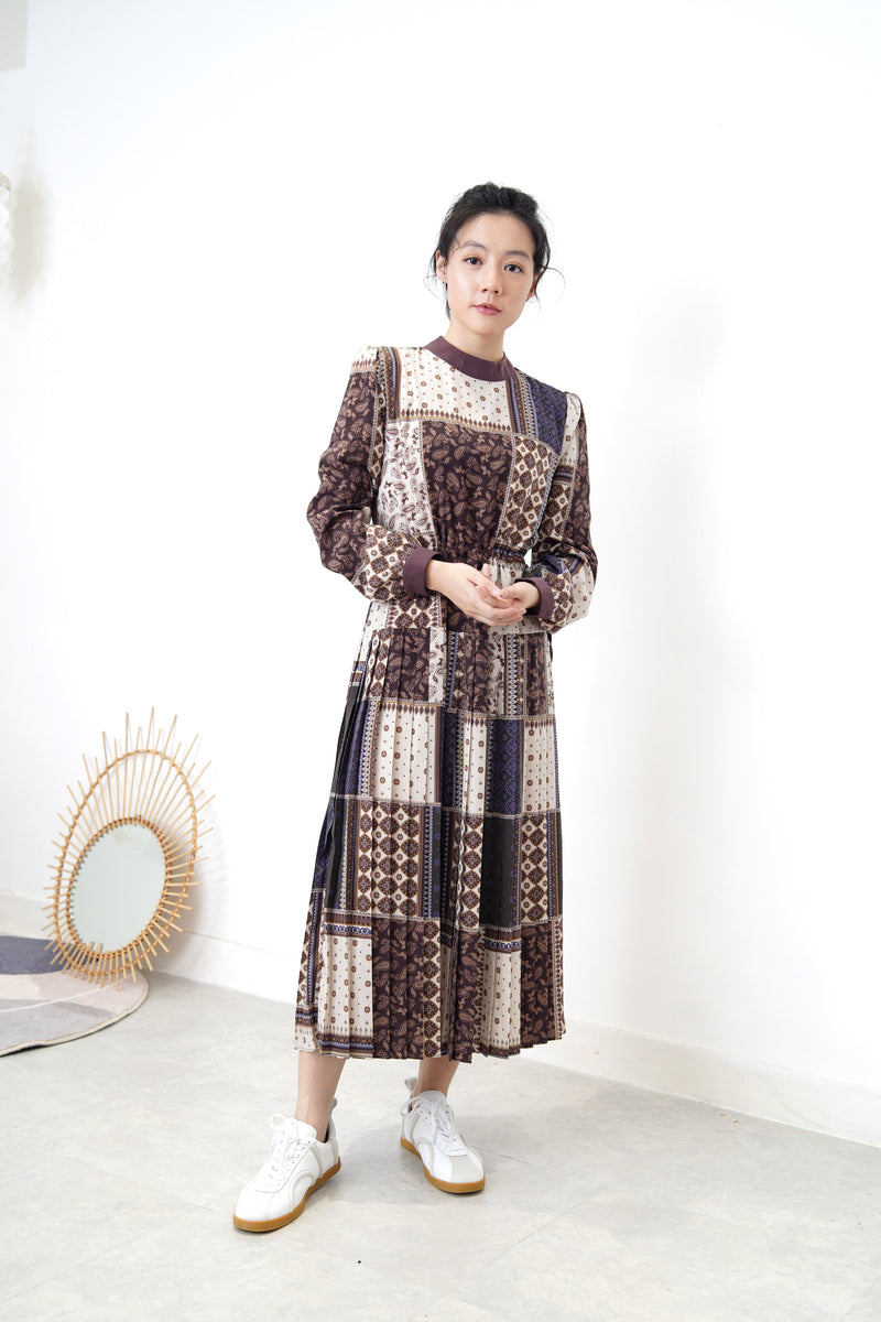 Stand collar pleats dress in paisley prints
