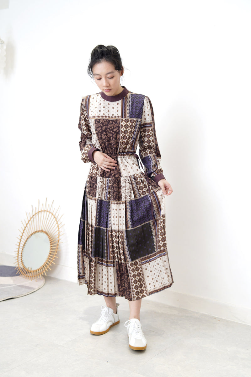Stand collar pleats dress in paisley prints