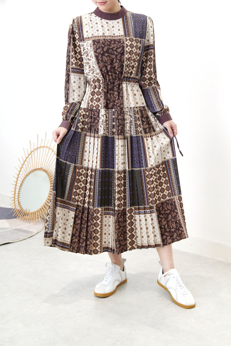 Stand collar pleats dress in paisley prints