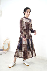 Stand collar pleats dress in paisley prints